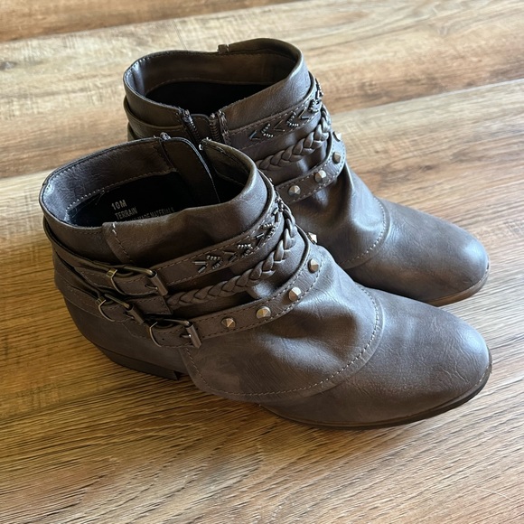 NWT Women’s Rampage Grey Ankle Boots - Picture 1 of 8